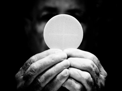 eucharist-bw-wafer