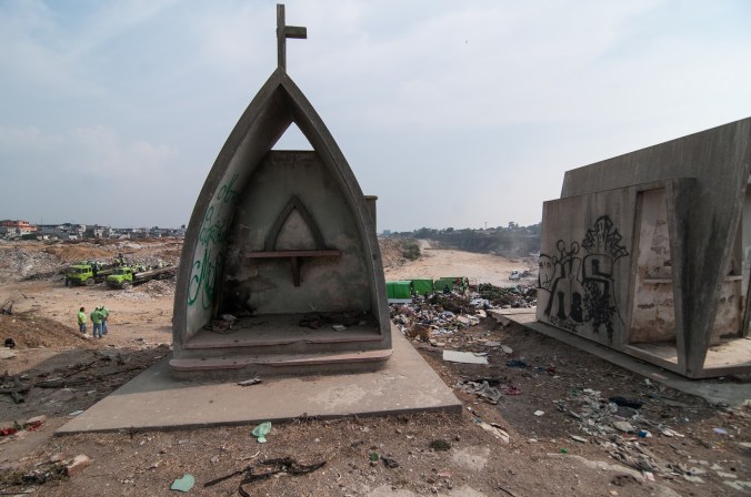 guatemala-cemetery-dump-cross